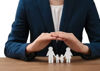 hand protect family in form of insurance and investment